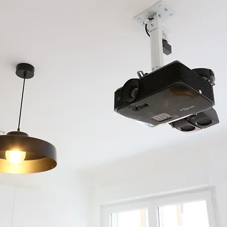 Expat Renting - Le Petit Matabiau - Netflix - Train Station *