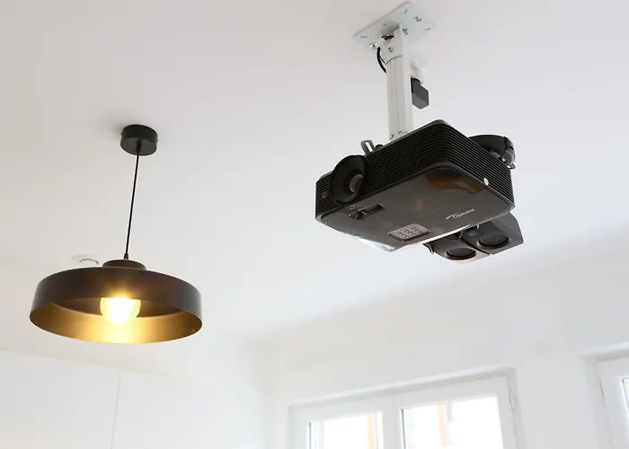 Expat Renting - Le Petit Matabiau - Netflix - Train Station *